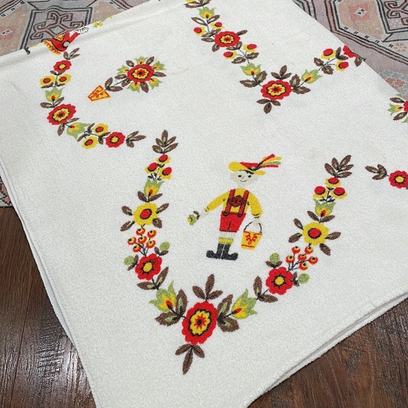 Vintage terrycloth tablecloth - Picture 2 of 10
